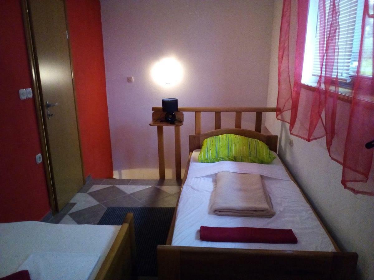 Studio Apartman Hrast Селине Экстерьер фото